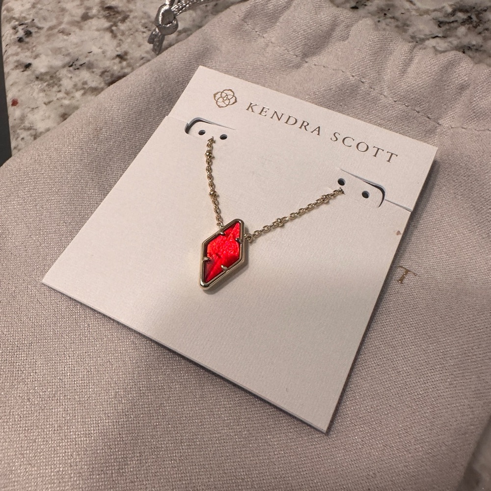 Kendra Scott Kinsley Short Necklace in Raspberry Illusion - Picture 2 of 3